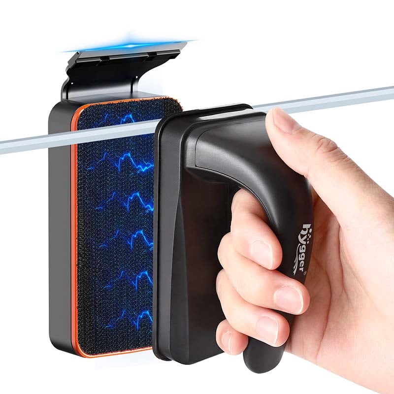 Magnetic cleaner to remove algae